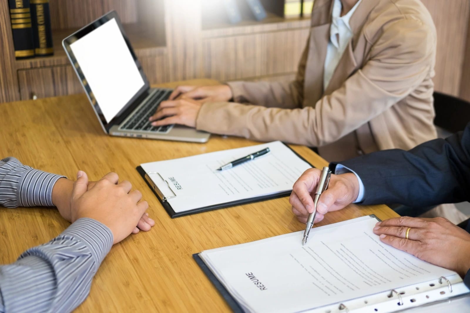 Kaip turėtų atrodyti CV ir kokiems klausimams pasiruošti pokalbiui?